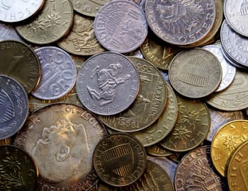 выпуск серебряных и золотых монет с разным номиналом